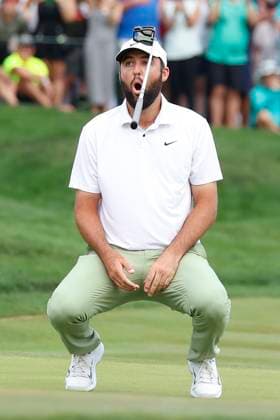 PONTE VEDRA BEACH, FL - MARCH 17: PGA, Golf Herren golfer Scottie Scheffler reacts to missing a birdie putt on the 18th hole by tossing his putter in the air during The Players Championship on March 17, 2024, at TPC Sawgrass in Ponte Vedra Beach, Florida. (Photo by Brian Spurlock Icon Sportswire) GOLF: MAR 17 PGA THE PLAYERS Championship EDITORIAL USE ONLY Icon24031776
