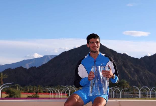 Carlos Alcaraz of Spain lifts the trophy on the balcony BNP Paribas Open, Tennis, Day 12, Indian Wells Tennis Garden, California, USA - 17 Mar 2024  Copyright: xEllaxLing Shutterstockx 14386189dy