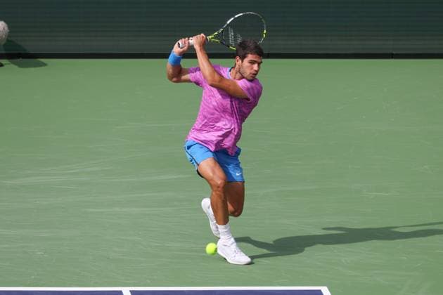 INDIAN WELLS, CA - MARCH 17: Carlos Alcaraz (ESP) hits a backhand during the menÕs singles final of the BNP Paribas Open on March 17, 2024 at Indian Wells Tennis Garden in Indian Wells, CA. (Photo by George Walker Icon Sportswire) TENNIS: MAR 17 BNP Paribas Open EDITORIAL USE ONLY Icon240317050