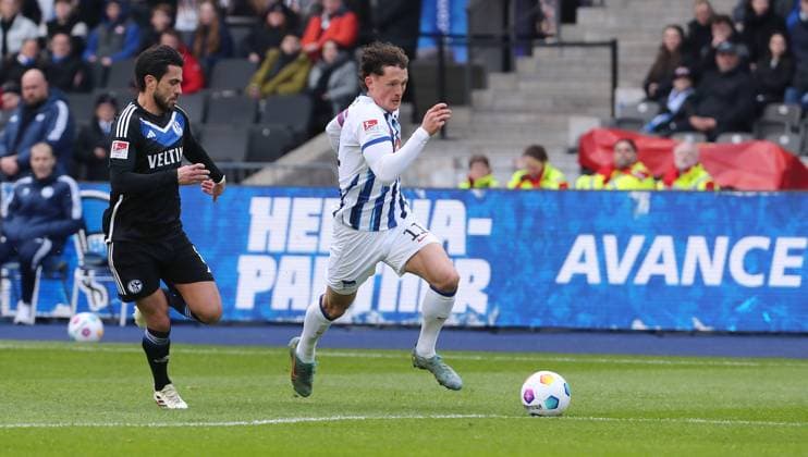 Danny Latza, Fabian Reese duel Match scene Action Sport Football Soccer DFL 2 Bundesliga Men 26 Matchday Season 2023 2024 17 03 2024 Hertha BSC Berlin vs FC Schalke 04 DFL regulations prohibit any use of photographs as image sequences and or quasi video