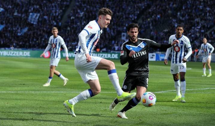 Linus Gechter, Danny Latza duel match scene Action Sport Football Soccer DFL 2 Bundesliga Men 26 Matchday Season 2023 2024 17 03 2024 Hertha BSC Berlin vs FC Schalke 04 DFL regulations prohibit any use of photographs as image sequences and or quasi video