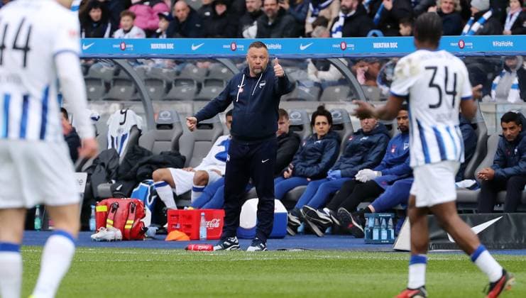 Coach Pal Dardai gives thumbs up, Deyovaisio Zeefuik Sport Football Soccer DFL 2 Bundesliga Men 26 Matchday Season 2023 2024 17 03 2024 Hertha BSC Berlin vs FC Schalke 04 DFL regulations prohibit any use of photographs as image sequences and or quasi video