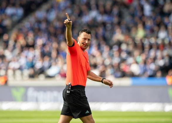 Soccer, Men, Season 2023 2024, 2 Bundesliga 26 Matchday , Hertha BSC FC Schalke 04, Referee Sven Jablonski, 17 03 2024, Copyright: xSebastianxRäppold MatthiasxKochx