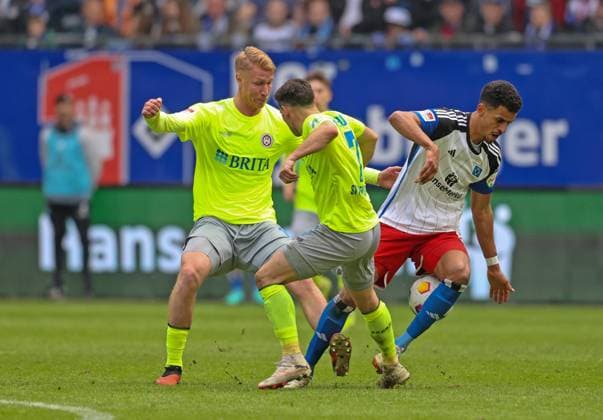Soccer 2 BL Hamburger SV SV Wehen Wiesbaden 17 03 24, Bjarke Jacobsen, Robin Heußer SVWW , Robert Glatzel HSV ,