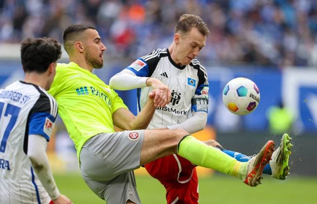 Soccer 2 BL Hamburger SV SV Wehen Wiesbaden 17 03 24, Ivan Prtajin SVWW , Sebastian Schonlau HSV ,
