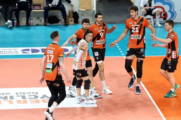 DEU, DVV, 1 VBL, BR Volleys vs Karlsruhe, 17 03 2024, Max Schmeling Halle, Berlin, DEU, DVV, 1 VBL, BR Volleys vs Karlsruhe, in the picture BR Volleys players circle, Marek Sotola BR Volleys 17 , Ruben Schott BR Volleys 13 , Timothee Carle BR Volleys 9 , Tobias Krick BR Volleys 21 , Johannes Tille BR Volleys 6 , Satoshi Tsuiki BR Volleys 2 Photo Juergen Engler nordphoto GmbH nordphotoxGmbHx xEngler nph00076