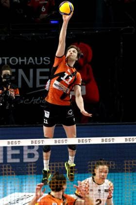 DEU, DVV, 1 VBL, BR Volleys vs. Karlsruhe, 17 03 2024, Max Schmeling Halle, Berlin, DEU, DVV, 1 VBL, BR Volleys vs. Karlsruhe, in the picture serve, served by Cody Kessel BR Volleys 11 Photo Juergen Engler nordphoto GmbH nordphotoxGmbHx xEngler nph00076