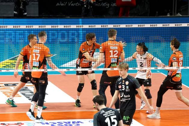 DEU, DVV, 1 VBL, BR Volleys vs Karlsruhe, 17 03 2024, Max Schmeling Halle, Berlin, DEU, DVV, 1 VBL, BR Volleys vs Karlsruhe, in the picture BR Volleys player circle, Jannik Brentel Karlsruhe 3 , Jens Sandmeier Karlsruhe 15 Photo Juergen Engler nordphoto GmbH nordphotoxGmbHx xEngler nph00076