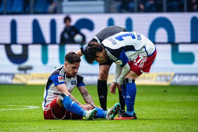 Injury Ludovit Reis Hamburger SV, 14 GER, Hamburger SV vs SV Wehen Wiesbaden, Football, 2 Bundesliga, Matchday 26, Season 2023 2024, 17 03 2024 DFL REGULATES PROHIBIT ANY USE OF PHOTOGRAPHS AS IMAGE SEQUENCES AND OR QUASI VIDEO GER, Hamburger SV vs SV Wehen Wiesbaden, Football, 2 Bundesliga, Matchday 26, Season 2023 2024, 17 03 2024 Hamburg Copyright: xEibner-Pressefoto MarcelxvonxFehrnx EP_MFN