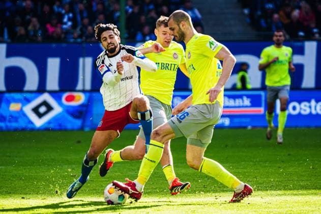 Immanuel Pherai Hamburger SV, 10 , Lasse Guenther SV Wehen Wiesbaden, 29 , Aleksandar Vukotic SV Wehen Wiesbaden, 26 GER, Hamburger SV vs SV Wehen Wiesbaden, Football, 2 Bundesliga, Matchday 26, Season 2023 2024, 17 03 2024 DFL REGULATES PROHIBIT ANY USE OF PHOTOGRAPHS AS IMAGE SEQUENCES AND OR QUASI VIDEO GER, Hamburger SV vs SV Wehen Wiesbaden, Football, 2 Bundesliga, Matchday 26, Season 2023 2024, 17 03 2024 Hamburg Copyright: xEibner-Pressefoto MarcelxvonxFehrnx EP_MFN