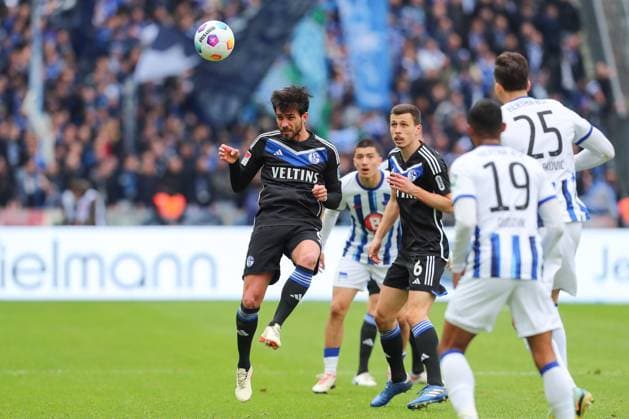 17 03 2024, xtgx, Soccer 2 Bundesliga, Hertha BSC FC Schalke 04 emspor, v l Danny Latza Schalke, 8 Kopfball DFL DFB REGULATIONS PROHIBIT ANY USE OF PHOTOGRAPHS as IMAGE SEQUENCES and or QUASI VIDEO Berlin
