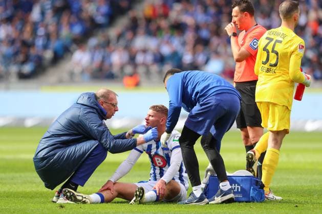 17 03 2024, xtgx, Soccer 2 Bundesliga, Hertha BSC FC Schalke 04 emspor, v l Marton Dardai Hertha, 31 injured, injury DFL DFB REGULATIONS PROHIBIT ANY USE OF PHOTOGRAPHS as IMAGE SEQUENCES and or QUASI VIDEO Berlin