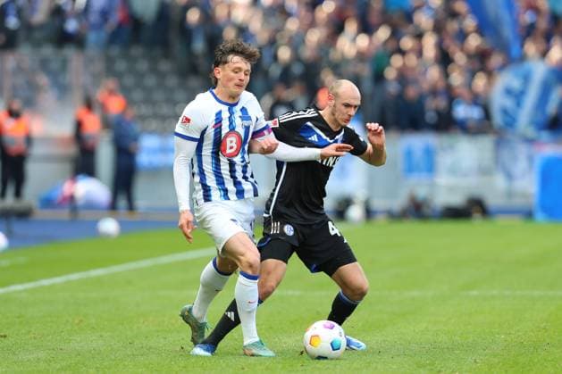 17 03 2024, xtgx, Football 2 Bundesliga, Hertha BSC FC Schalke 04 emspor, v l Fabian Reese Hertha, 11 , Henning Matriciani Schalke, 41 duel, duel, fight, tackle DFL DFB REGULATIONS PROHIBIT ANY USE OF PHOTOGRAPHS as IMAGE SEQUENCES and or QUASI VIDEO Berlin