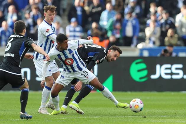 17 03 2024, xtgx, Soccer 2 Bundesliga, Hertha BSC FC Schalke 04 emspor, v l Pascal Klemens Hertha, 41 , Jeremy Dudziak Hertha, 19 , Kenan Karaman Schalke, 19 duel, fight, tackle DFL DFB REGULATIONS PROHIBIT ANY USE OF PHOTOGRAPHS as IMAGE SEQUENCES and or QUASI VIDEO Berlin