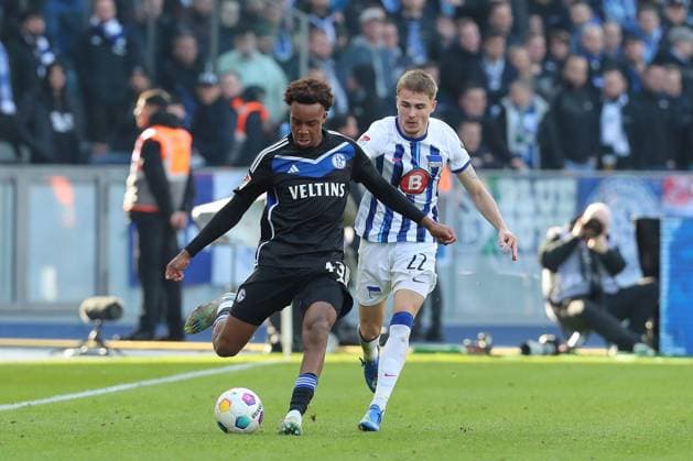 17 03 2024, xtgx, Soccer 2 Bundesliga, Hertha BSC FC Schalke 04 emspor, v l Assan Ouedraogo Schalke, 43 , Marten Winkler Hertha, 22 DFL DFB REGULATIONS PROHIBIT ANY USE OF PHOTOGRAPHS as IMAGE SEQUENCES and or QUASI VIDEO Berlin