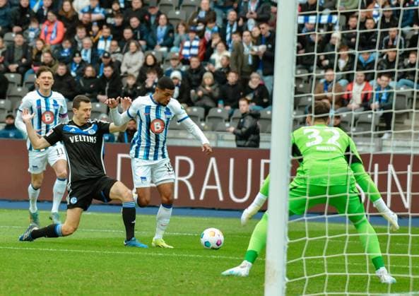 17 03 2024, xlakx, Soccer 2 Bundesliga, Hertha BSC FC Schalke 04, emspor, v l Fabian Reese Hertha BSC 11 ,Ron Schallenberg FC Schalke 04 6 ,Jeremy Dudziak Hertha BSC 19 ,Marius Mueller FC Schalke 04 32 ,duel, duel, fight, tackle DFL DFB REGULATIONS PROHIBIT ANY USE OF PHOTOGRAPHS as IMAGE SEQUENCES and or QUASI VIDEO Berlin