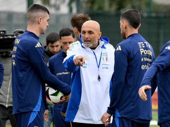 March 18, 2024, Rome: Italy s national soccer team head coach, Luciano Spalletti (C), talks with Italy s national soccer team players, Lorenzo Pellegrini (R) and Gianluca Mancini, during a training session at the Giulio Onesti training centre in Rome, Italy, 18 March 2024. ANSA ETTORE FERRARI. Italy training session  - ZUMAa110 20240318_zaf_a110_012 Copyright: xEttorexFerrarix