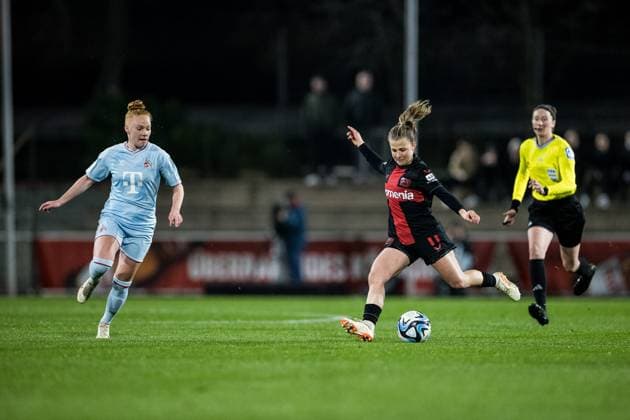 GOOGLE PIXEL Frauen Bundesliga Bayer 04 Leverkusen 1 FC Köln 18 03 2024 duel Laura Vogt 1 FC Köln, 8 , Kristin Kögel Bayer 04 Leverkusen, 11 GOOGLE PIXEL Frauen Bundesliga Bayer 04 Leverkusen 1 FC Köln, Leverkusen, Ulrich Haberland Stadion am 18 03 2024 DFB REGULATIONS PROHIBIT ANY USE OF PHOTOGRAPHS AS IMAGE SEQUENCES AND OR QUASI VIDEO Copyright: xBEAUTIFULxSPORTS Wunderlx