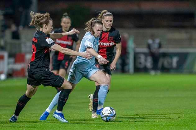 Dora Zeller 1 Fc Koeln, 19 , center against Synne Skinnes Hansen Bayer 04 Leverkusen, 10 , front and Karolina Lea Vilhjalmsdottir Bayer 04 Leverkusen, 18 , back Football Google Pixel Womens Bundesliga, Season 2023 2024, Matchday 16, Bayer 04 Leverkusen 1 FC Köln on 18 03 2024 at the Ulrich Haberland Stadium in Leverkusen Important note According to the regulations of the DFL German Football League or the DFB German Football Association, it is prohibited to use or have used photographs taken in the stadium and or of the match in the form of sequential images and or video-like photo series Foto Kirchner Media TH Copyright: xKirchner-Media THx