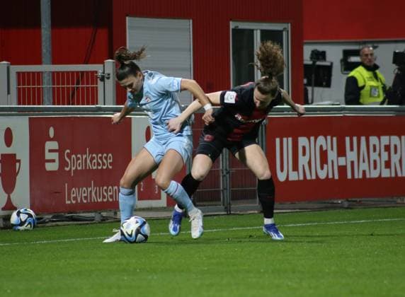 18 03 2024, xgrfx, Soccer 1 Bundesliga Women, Bayer Leverkusen 1 FC Köln emspor, v l Martyna Wiankowska, 1 FC Kön , Sinne Skynnes Hansen Bayer Leverkusen DFL DFB REGULATIONS PROHIBIT ANY USE OF PHOTOGRAPHS as IMAGE SEQUENCES and or QUASI VIDEO Leverkusen