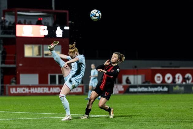 GOOGLE PIXEL Frauen Bundesliga Bayer 04 Leverkusen 1 FC Köln 18 03 2024 duel Laura Vogt 1 FC Köln, 8 , Kristin Kögel Bayer 04 Leverkusen, 11 GOOGLE PIXEL Frauen Bundesliga Bayer 04 Leverkusen 1 FC Köln, Leverkusen, Ulrich Haberland Stadion am 18 03 2024 DFB REGULATIONS PROHIBIT ANY USE OF PHOTOGRAPHS AS IMAGE SEQUENCES AND OR QUASI VIDEO Copyright: xBEAUTIFULxSPORTS Wunderlx
