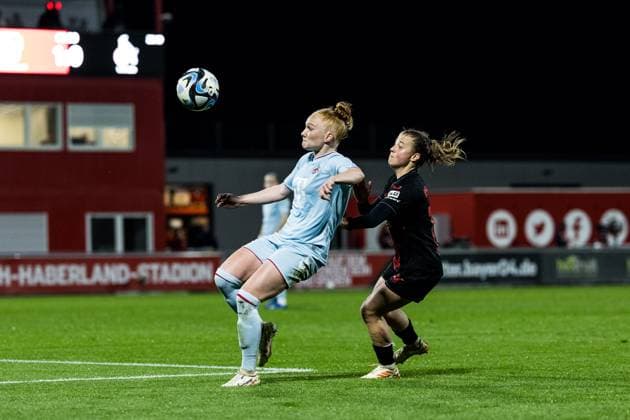 GOOGLE PIXEL Frauen Bundesliga Bayer 04 Leverkusen 1 FC Köln 18 03 2024 duel Laura Vogt 1 FC Köln, 8 , Kristin Kögel Bayer 04 Leverkusen, 11 GOOGLE PIXEL Frauen Bundesliga Bayer 04 Leverkusen 1 FC Köln, Leverkusen, Ulrich Haberland Stadion am 18 03 2024 DFB REGULATIONS PROHIBIT ANY USE OF PHOTOGRAPHS AS IMAGE SEQUENCES AND OR QUASI VIDEO Copyright: xBEAUTIFULxSPORTS Wunderlx