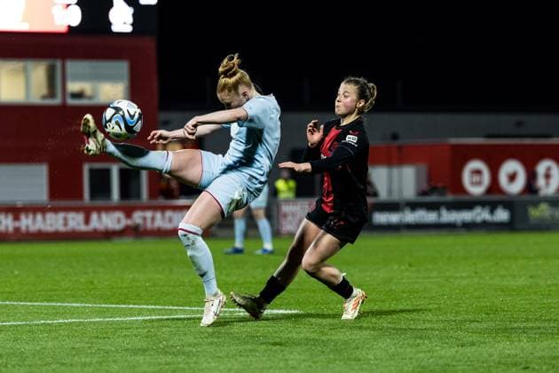GOOGLE PIXEL Frauen Bundesliga Bayer 04 Leverkusen 1 FC Köln 18 03 2024 duel Laura Vogt 1 FC Köln, 8 , Kristin Kögel Bayer 04 Leverkusen, 11 GOOGLE PIXEL Frauen Bundesliga Bayer 04 Leverkusen 1 FC Köln, Leverkusen, Ulrich Haberland Stadion am 18 03 2024 DFB REGULATIONS PROHIBIT ANY USE OF PHOTOGRAPHS AS IMAGE SEQUENCES AND OR QUASI VIDEO Copyright: xBEAUTIFULxSPORTS Wunderlx