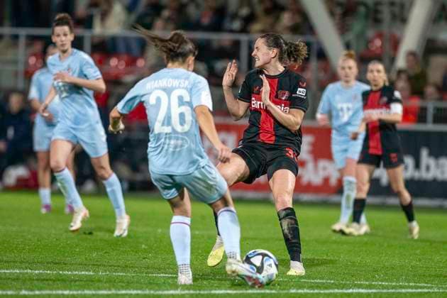 Verena Wieder Bayer 04 Leverkusen, 31 takes cover as Martyna Wiankowska 1 FC Koeln, 26 kicks the ball away in her direction Football Google Pixel Womens Bundesliga, Season 2023 2024, Matchday 16, Bayer 04 Leverkusen 1 FC Koeln on 18 03 2024 at Ulrich Haberland Stadium in Leverkusen Important note According to the regulations of the DFL German Football League or the DFB German Football Association, it is prohibited to use or have used photographs taken in the stadium and or of the match in the form of sequential images and or video-like photo series Foto Kirchner Media TH Copyright: xKirchner-Media THx