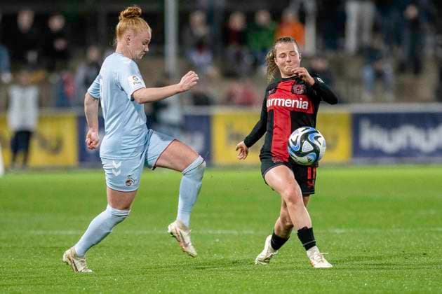 Kristin Koegel Bayer 04 Leverkusen, 11 , right, tips the ball away from the approaching Laura Vogt 1 FC Köln, 08 Soccer Google Pixel Womens Bundesliga, Season 2023 2024, Matchday 16, Bayer 04 Leverkusen 1 FC Köln on 18 03 2024 at Ulrich Haberland Stadium in Leverkusen Important note In accordance with the regulations of the DFL German Football League and the DFB German Football Association, it is prohibited to use or have used photographs taken in the stadium and or of the match in the form of sequential images and or video-like photo series Foto Kirchner Media TH Copyright: xKirchner-Media THx