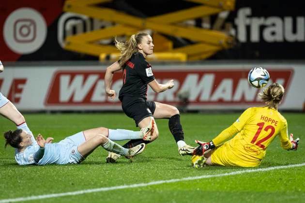 GOOGLE PIXEL Womens Bundesliga Bayer 04 Leverkusen 1 FC Köln 18 03 2024 Nikola Karczewska Bayer 04 Leverkusen, 9 fails to Paula Hoppe 1 FC Köln, 12 and left Sara Agrez 1 FC Köln, 4 Leverkusen, 18 03 2024 16 Matchday of the GOOGLE PIXEL Womens Bundesliga Bayer 04 Leverkusen 1 FC Köln, Ulrich Haberland Stadion, Leverkusen The DFL regulations prohibit the use of photographs as image sequences and or quasi videos Copyright: xBEAUTIFULxSPORTS AxelxKohringx