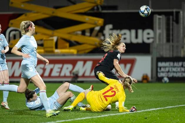GOOGLE PIXEL Womens Bundesliga Bayer 04 Leverkusen 1 FC Köln 18 03 2024 Nikola Karczewska Bayer 04 Leverkusen, 9 fails to Paula Hoppe 1 FC Köln, 12 and left Sara Agrez 1 FC Köln, 4 Leverkusen, 18 03 2024 16 Matchday of the GOOGLE PIXEL Womens Bundesliga Bayer 04 Leverkusen 1 FC Köln, Ulrich Haberland Stadion, Leverkusen The DFL regulations prohibit the use of photographs as image sequences and or quasi videos Copyright: xBEAUTIFULxSPORTS AxelxKohringx