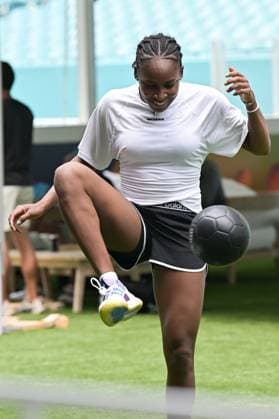 Sport Bilder des Tages MIAMI GARDENS, FL - MARCH 18: Coco Gauff (USA) is seen on the warm up field at the Miami Open on March 18, 2024, at Hard Rock Stadium in Miami Gardens, FL. (Photo by Michele Eve Sandberg Icon Sportswire) TENNIS: MAR 18 Miami Open EDITORIAL USE ONLY Icon2403180201