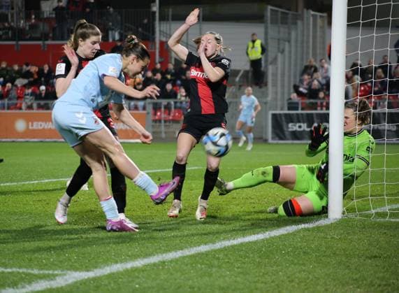 18 03 2024, xgrfx, Soccer 1 Bundesliga Women, Bayer Leverkusen 1 FC Köln emspor, v l Carlotta Wamser 1 FC Köln DFL DFB REGULATIONS PROHIBIT ANY USE OF PHOTOGRAPHS as IMAGE SEQUENCES and or QUASI VIDEO Leverkusen