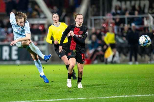 Dora Zeller 1 Fc Koeln, 19 , left has pulled away and Sofie Zdebel Bayer 04 Leverkusen, 16 ann only see behind Football Google Pixel Womens Bundesliga, Season 2023 2024, 16 Matchday, Bayer 04 Leverkusen 1 FC Koeln on 18 03 2024 at Ulrich Haberland Stadium in Leverkusen Important note According to the regulations of the DFL German Football League or the DFB German Football Association, it is prohibited to use or have used photographs taken in the stadium and or of the match in the form of sequential images and or video-like photo series Foto Kirchner Media TH Copyright: xKirchner-Media THx