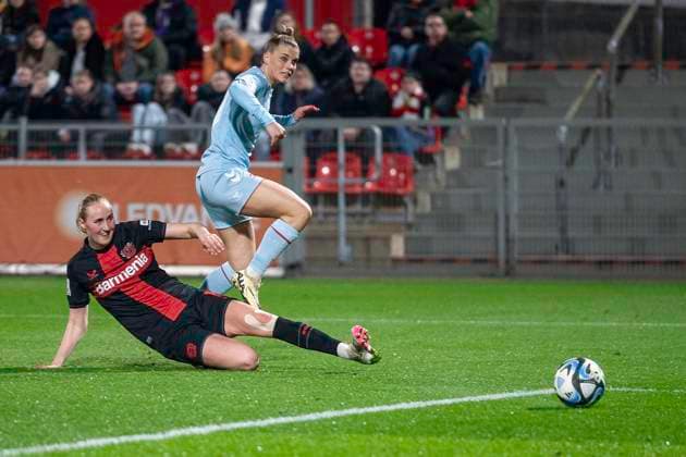 Emilie Bragstad Bayer 04 Leverkusen, 14 , on the ground, comes too late with her grab against Selina Cerci 1 FC Koeln, 29 Soccer Google Pixel Womens Bundesliga, Season 2023 2024, Matchday 16, Bayer 04 Leverkusen 1 FC Koeln on 18 03 2024 at Ulrich Haberland Stadium in Leverkusen Important note According to the regulations of the DFL German Football League or the DFB German Football Association, it is prohibited to use or have used photographs taken in the stadium and or of the match in the form of sequential images and or video-like photo series Foto Kirchner Media TH Copyright: xKirchner-Media THx
