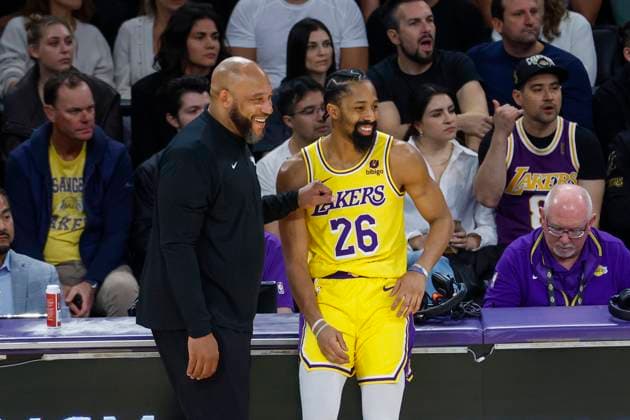 March 18, 2024, Los Angeles, California, USA: Los Angeles Lakers head coach Darvin Ham talked to Spencer Dinwiddie 26 during an NBA, Basketball Herren, USA basketball game against the Atlanta Hawks at Crypto.com Arena on Monday, March 18, 2024 in Los Angeles. Los Angeles USA - ZUMAc68_ 20240318_zaf_c68_023 Copyright: xRingoxChiux