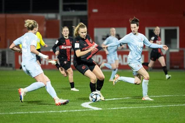 GOOGLE PIXEL Frauen Bundesliga Bayer 04 Leverkusen 1 FC Köln 18 03 2024 Sara Agrez 1 FC Köln, 4 holds Nikola Karczewska Bayer 04 Leverkusen, 9 Leverkusen, 18 03 2024 16 Matchday of the GOOGLE PIXEL Frauen Bundesliga Bayer 04 Leverkusen 1 FC Köln, Ulrich Haberland Stadion, Leverkusen The DFL regulations prohibit the use of photographs as image sequences and or quasi-videos Copyright: xBEAUTIFULxSPORTS AxelxKohringx