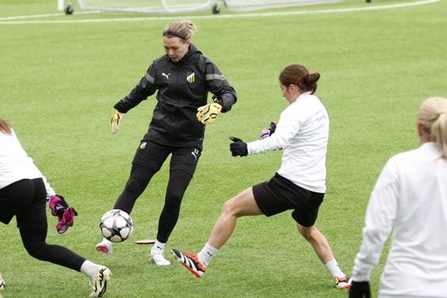 GÖTEBORG 20240319 Goalkeeper Jennifer Falk on the pitch at Hackens training session before the quarterfinal against Paris Saint Germain, PSG, in the womens Champions League SKENE SVERIGE x9200x  Copyright: xAdamxIhse TTx HÄCKEN CHAMPIONS LEAGUE