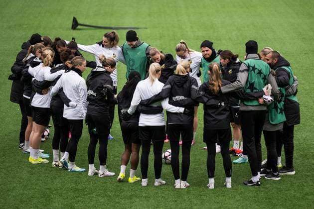 240319 Players and coaches of Häcken gather during a training session on March 19, 2024 in Gothenburg Photo Mathias Bergeld BILDBYRAN code MB MB0890 fotboll football soccer fotball champions league träning practice training häcken dam bbeng women kvinner  Copyright: MATHIASxBERGELD BB240319MB001