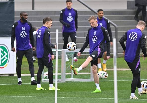 19 03 2024, xsltx, Fußball DFB Medientermine, DFB Nationalelf Training emspor, v l Antonio Rüdiger Deutsche Nationalmannschaft , Florian Wirtz Deutsche Nationalmannschaft , Maximilian Beier Deutsche Nationalmannschaft DFL DFB REGULATIONS PROHIBIT ANY USE OF PHOTOGRAPHS as IMAGE SEQUENCES and or QUASI VIDEO Frankfurt am Main