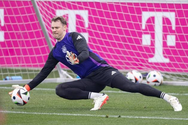 Football, Manuel Neuer injured during training with the national team