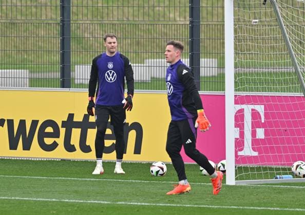 19 03 2024, xsltx, Fußball DFB Medientermine, DFB Nationalelf Training emspor, v l Manuel Neuer Deutsche Nationalmannschaft , Marc AndrÃ ter Stegen Deutsche Nationalmannschaft DFL DFB REGULATIONS PROHIBIT ANY USE OF PHOTOGRAPHS as IMAGE SEQUENCES and or QUASI VIDEO Frankfurt am Main