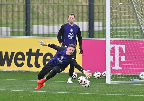 19 03 2024, xsltx, Fußball DFB Medientermine, DFB Nationalelf Training emspor, v l Marc AndrÃ ter Stegen Deutsche Nationalmannschaft , hinten Manuel Neuer Deutsche Nationalmannschaft DFL DFB REGULATIONS PROHIBIT ANY USE OF PHOTOGRAPHS as IMAGE SEQUENCES and or QUASI VIDEO Frankfurt am Main