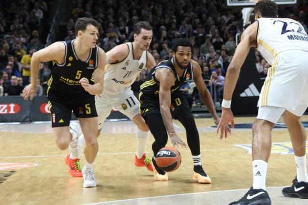 Sport Themen der Woche KW12 DEU, Euro, ALBA vs. Real Madrid, 19.03.2024, Mercedes-Benz-Arena, Berlin, DEU, Euro, ALBA vs. Real Madrid, im Bild Sterling Brown (ALBA Berlin 0), Yanni Wetzell (ALBA Berlin 5), Mario Hezonja (Real Madrid 11) Foto: Juergen Engler nordphoto GmbH *** DEU, Euro, ALBA vs Real Madrid, 19 03 2024, Mercedes Benz Arena, Berlin, DEU, Euro, ALBA vs Real Madrid, in the picture Sterling Brown ALBA Berlin 0 , Yanni Wetzell ALBA Berlin 5 , Mario Hezonja Real Madrid 11 Foto Juergen Engler nordphoto GmbH nordphotoxGmbHx xEngler nph00076