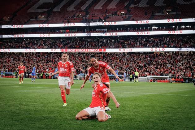 Players of Benfica celebrate after goal scored by Andreia Faria during UEFA Women Champions League 23 24 game between SL Benfica and Olympique Lyonnaise at Estadio Da Luz, Lisbon, Portugal. (Maciej Rogowski) Lisbon Estadio Da Luz Portugal Copyright: xMaciejxRogowskix SLBOL-01