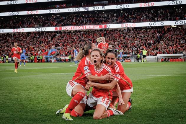 Players of Benfica celebrate after goal scored by Andreia Faria during UEFA Women Champions League 23 24 game between SL Benfica and Olympique Lyonnaise at Estadio Da Luz, Lisbon, Portugal. (Maciej Rogowski) Lisbon Estadio Da Luz Portugal Copyright: xMaciejxRogowskix SLBOL-02
