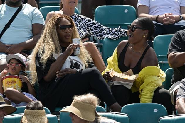 Sport Bilder des Tages MIAMI GARDENS, FL - MARCH 19: Serena Williams, left, watches her sister Venus play tennis during the Miami Open on March 19, 2024, at Hard Rock Stadium in Miami Gardens, FL. (Photo by Michele Eve Sandberg Icon Sportswire) TENNIS: MAR 19 Miami Open EDITORIAL USE ONLY Icon240304038