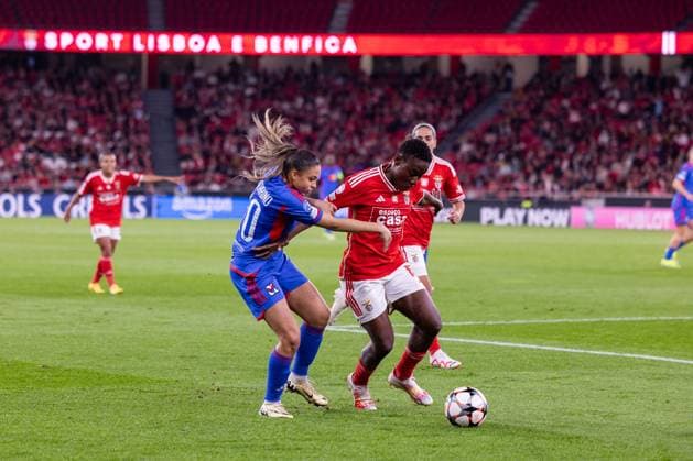 Lisbon, Portugal Delphine Cascarino (20 Olympique Lyonnais) and Christy Ucheibe (16 SL Benfica) in action during the UEFA Womens Champions League game between SL Benfica and Olympique Lyonnais at Estadio do Lisboa e Benfica in Lisbon, Portugal. (Pauline Figuet SPP) Copyright: xPaulinexFiguetx xSPPx spp-en-PaFiSp-PF_SLBvOL538
