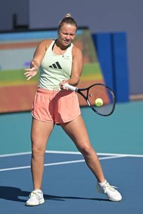 MIAMI GARDENS, FL - MARCH 19: Diana Shnaider (Russia) hits the ball during practice during the Miami Open on March 19, 2024, at Hard Rock Stadium in Miami Gardens, FL. (Photo by Michele Eve Sandberg Icon Sportswire) TENNIS: MAR 19 Miami Open EDITORIAL USE ONLY Icon240304092