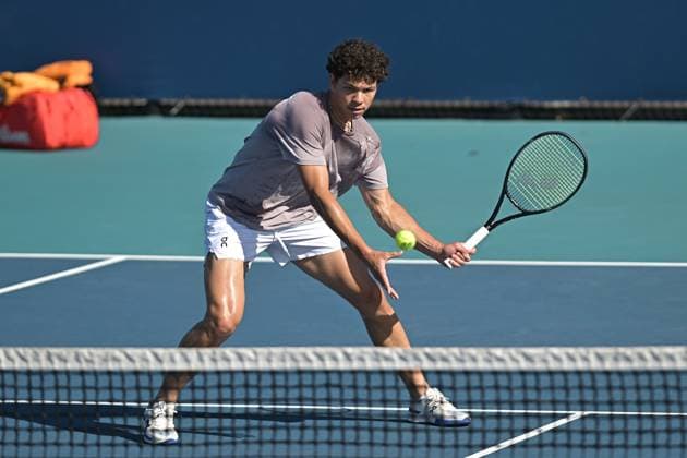 MIAMI GARDENS, FL - MARCH 19: Ben Shelton (USA) hits the ball during practice during the Miami Open on March 19, 2024, at Hard Rock Stadium in Miami Gardens, FL. (Photo by Michele Eve Sandberg Icon Sportswire) TENNIS: MAR 19 Miami Open EDITORIAL USE ONLY Icon240304106